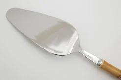 Flamant Hadis, Caker-Server^ Bestek