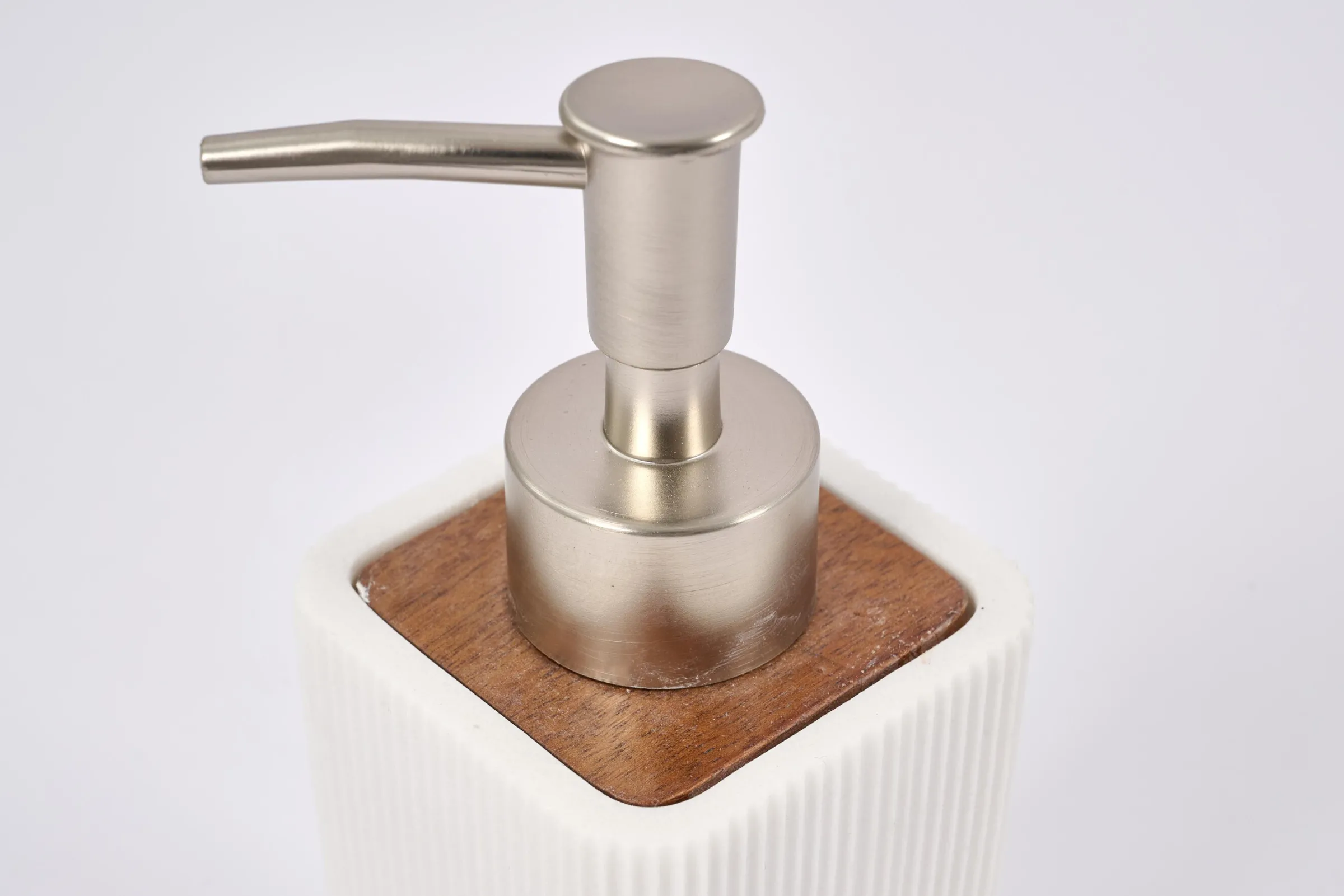 Flamant Muriel, Handpomp, Wit^ Decoraties